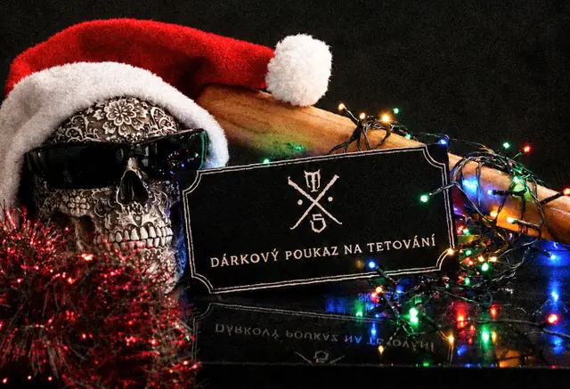 Dárkový poukaz TX5 na tetování mezi vánočními světýlky